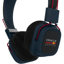 Red Bull Racing trådløse on-ear høretelefoner blå med sorte ørepuder, røde ledninger, panel med Oracle Red Bull Racing-logo.