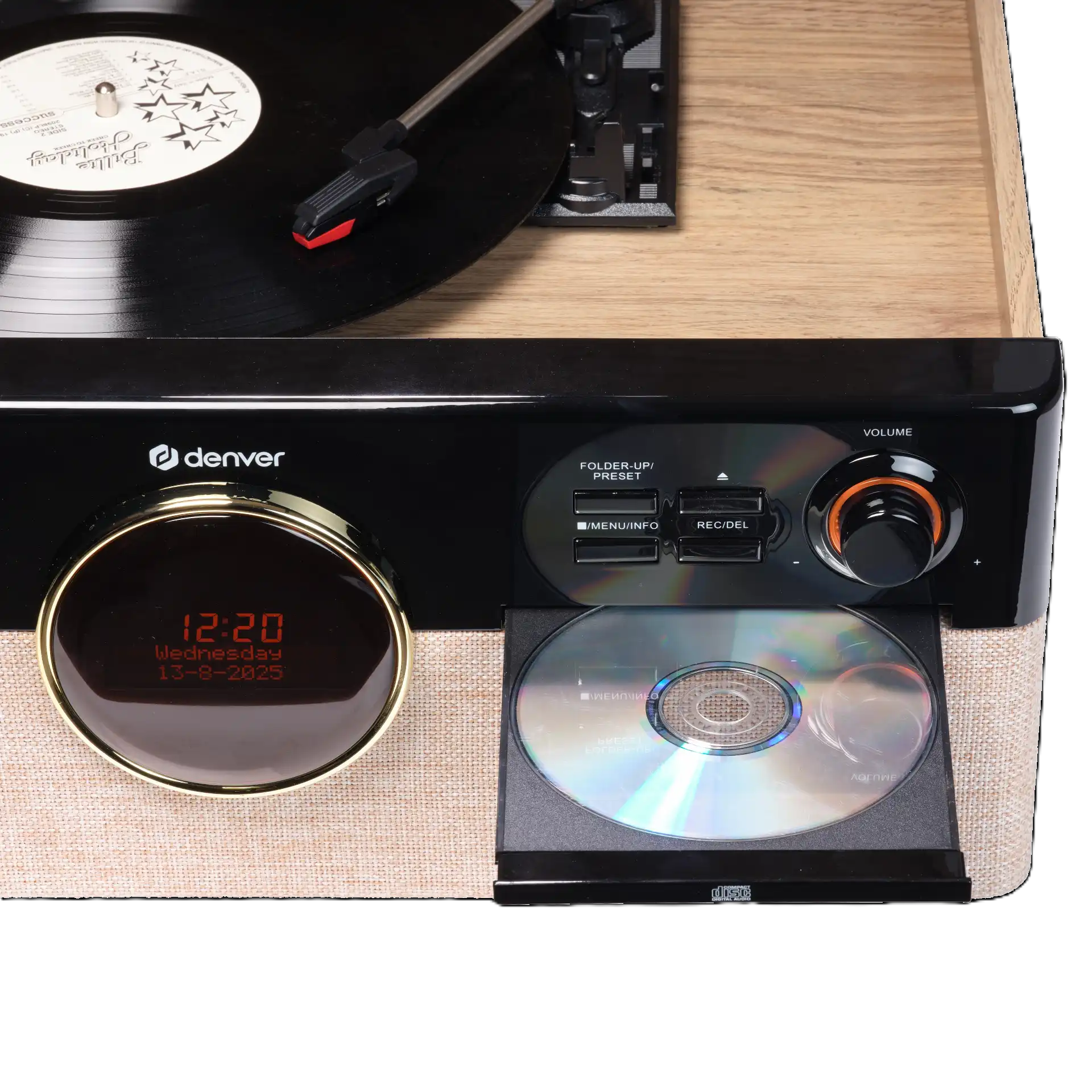 Denver MRD-180 Musikcenter sort, tæt på vinylafspiller i brug, digitalt urdisplay, knapper, volumenkontrol, åben cd-bakke med disc.