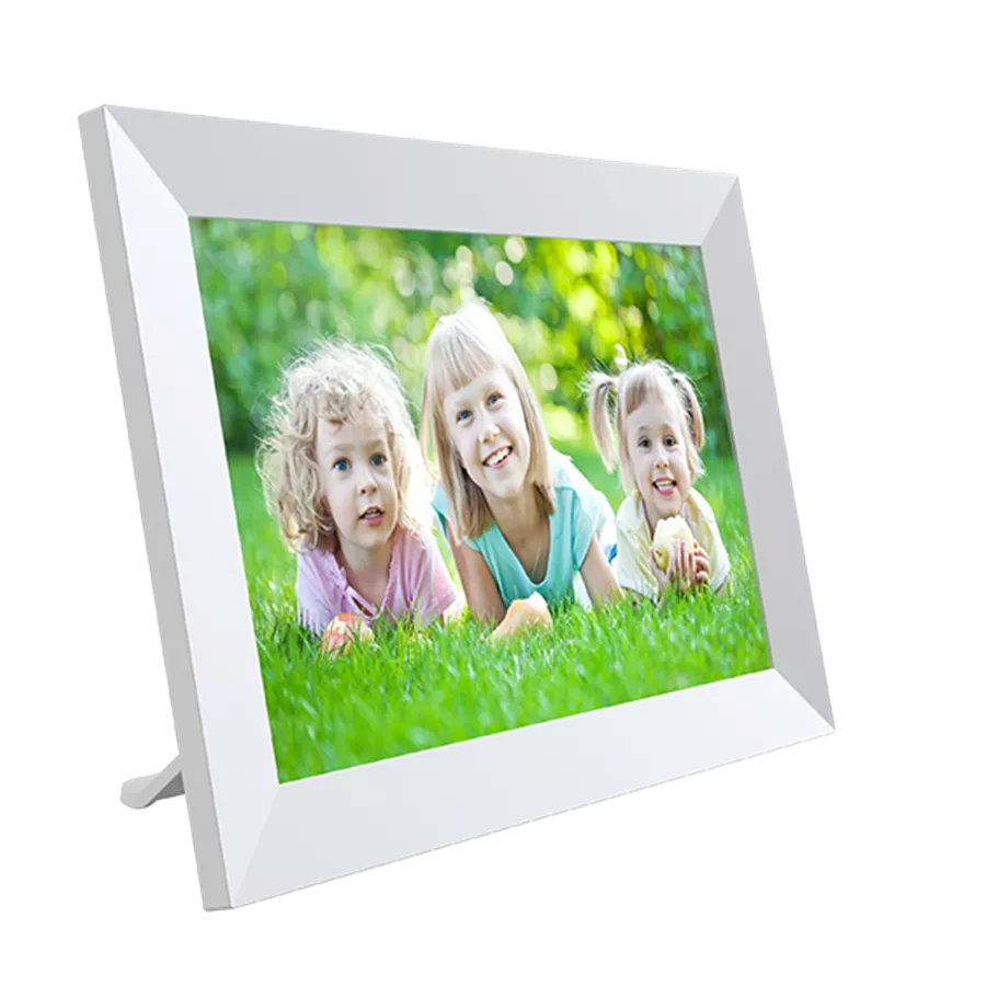 Denver PFF-1064W digital fotoramme Frameo 10.1" hvid IPS touchscreen viser tre lyshårede børn på grøn græs.