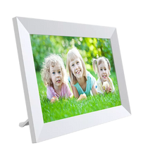 Denver PFF-1064W digital fotoramme Frameo 10.1" hvid IPS touchscreen viser tre lyshårede børn på grøn græs.