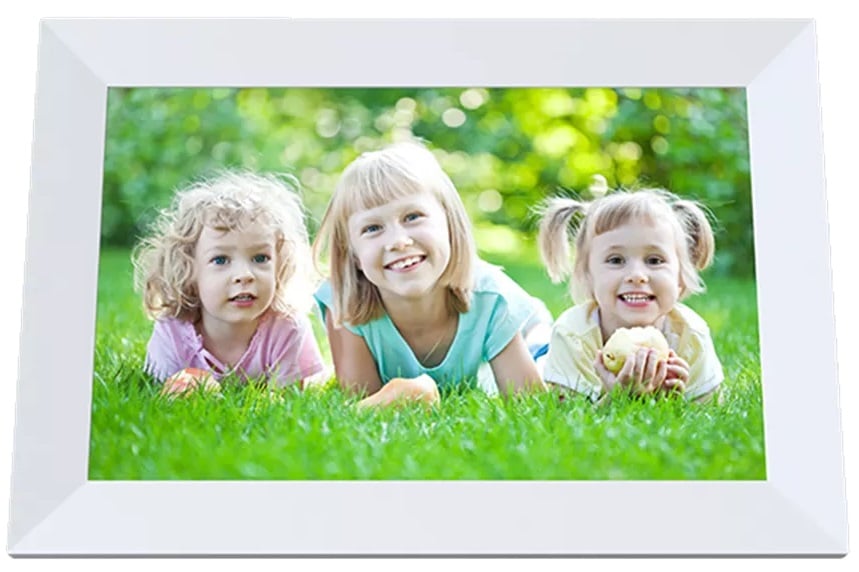 Denver PFF-1064W digital fotoramme, Frameo, 10,1" IPS touchscreen, hvid model med billedvisning af børn på græs.