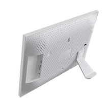 Denver PFF-1064W digital fotoramme hvid set bagfra med perforeret design, stander og synlige porte til venstre.