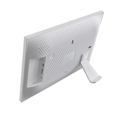 Denver PFF-1064W digital fotoramme hvid set bagfra med perforeret design, stander og synlige porte til venstre.