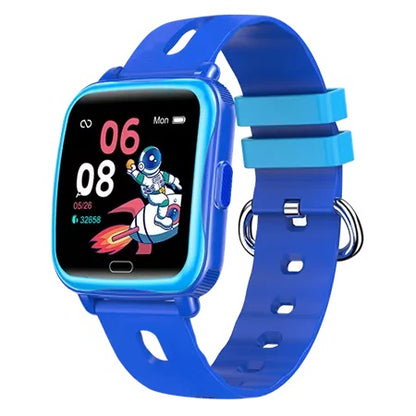 Denver SWK-110P blåt børnesmartwatch med kvadratisk display, klokken 06:08, dato, astronautmotiv, blå rem, metalspænde.
