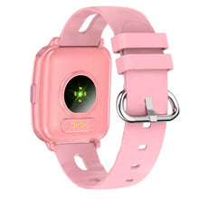 Denver SWK-110P smartwatch til børn, pink, rektangulær skærm, grønne sensorlys under, pink rem med sølvspænde.