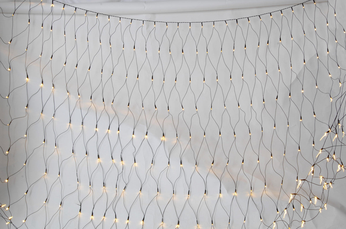 Dacore Gardinkæde Startsæt 100 LED 110x100 cm varm hvid lys netmønster på væg.