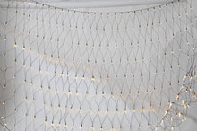 Dacore Gardinkæde Startsæt 100 LED 110x100 cm varm hvid lys netmønster på væg.