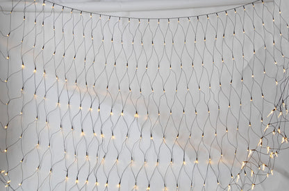 Dacore Gardinkæde Startsæt 100 LED 110x100 cm varm hvid lys netmønster på væg.