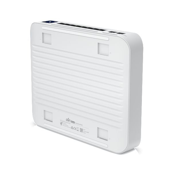 Ubiquiti hvid firkantet fully managed 10-ports PoE switch set bagfra med runde kanter, monteringspuder og label under bund.