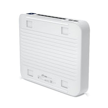 Ubiquiti hvid firkantet fully managed 10-ports PoE switch set bagfra med runde kanter, monteringspuder og label under bund.