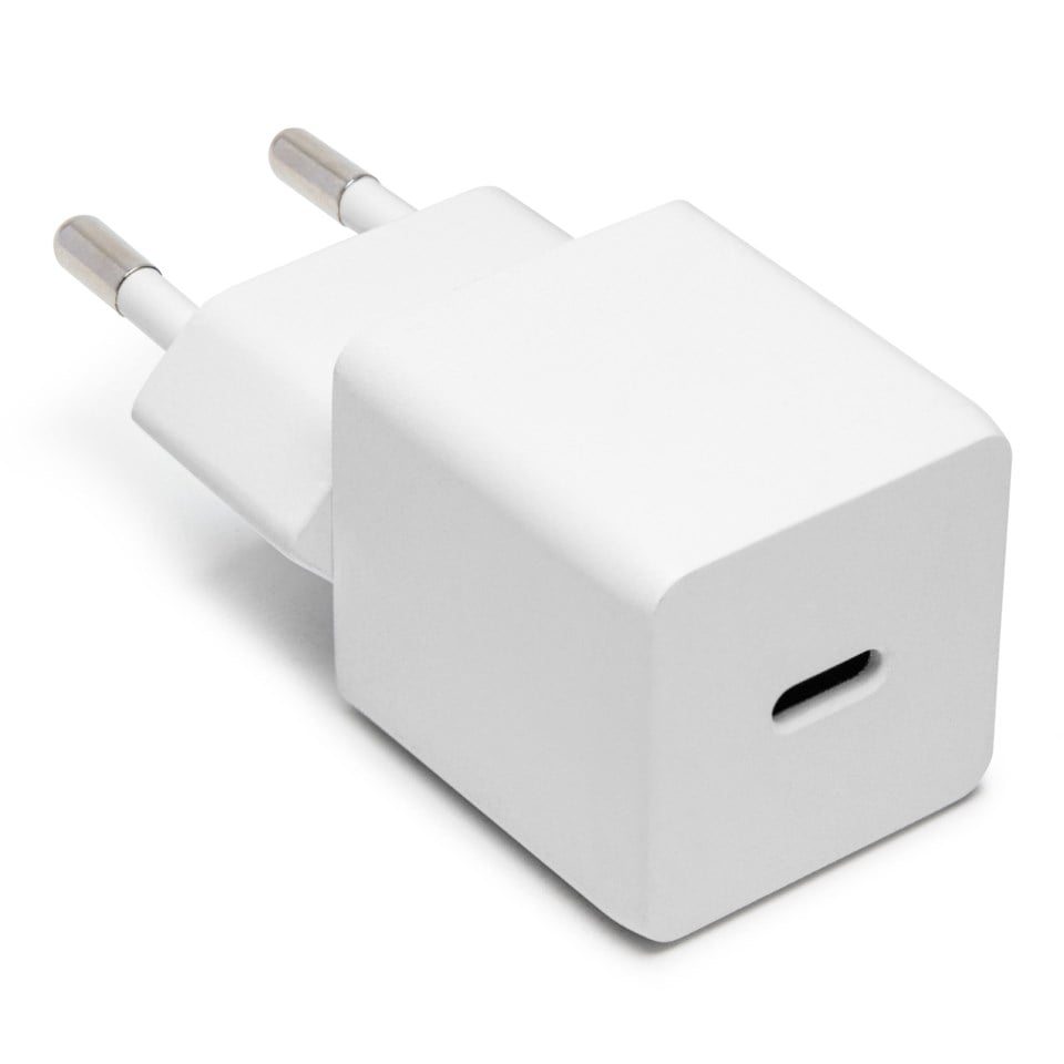 USB-C oplader PD 20W hvid med to runde stik til EU-stikdåser, vises vinklet.