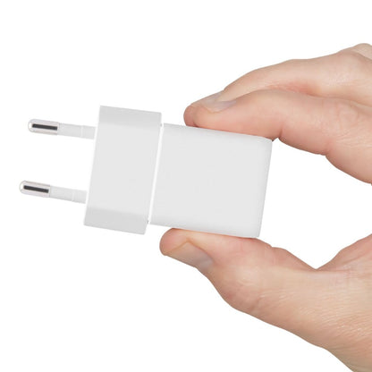 Linocell USB-C oplader PD 20W hvid med to runde europæiske stikben holdes i hånden.