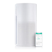 Sensibo Pure luftrenser, hvid cylinder med perforering og synlig app på smartphone, HEPA-filter vises.