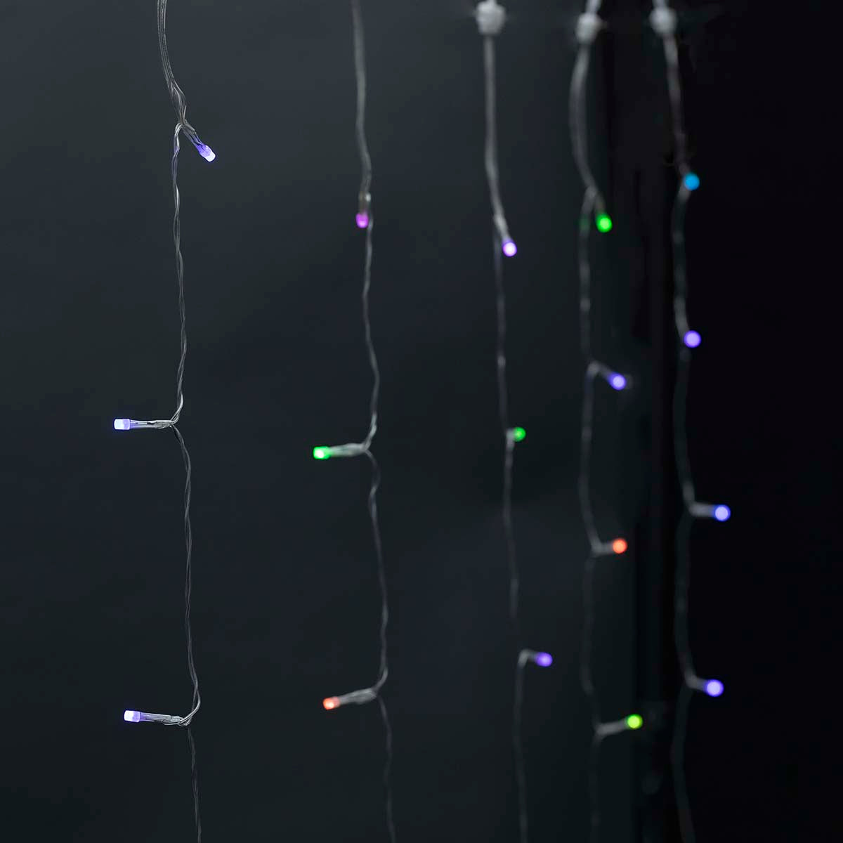 Nedis SmartLife LED Gardin lyskæde RGB 180 LED 3 m, flerefarvede pærer, tæt på lodrette strenge mod mørk baggrund.