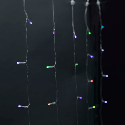 Nedis SmartLife LED Gardin lyskæde RGB 180 LED 3 m, flerefarvede pærer, tæt på lodrette strenge mod mørk baggrund.