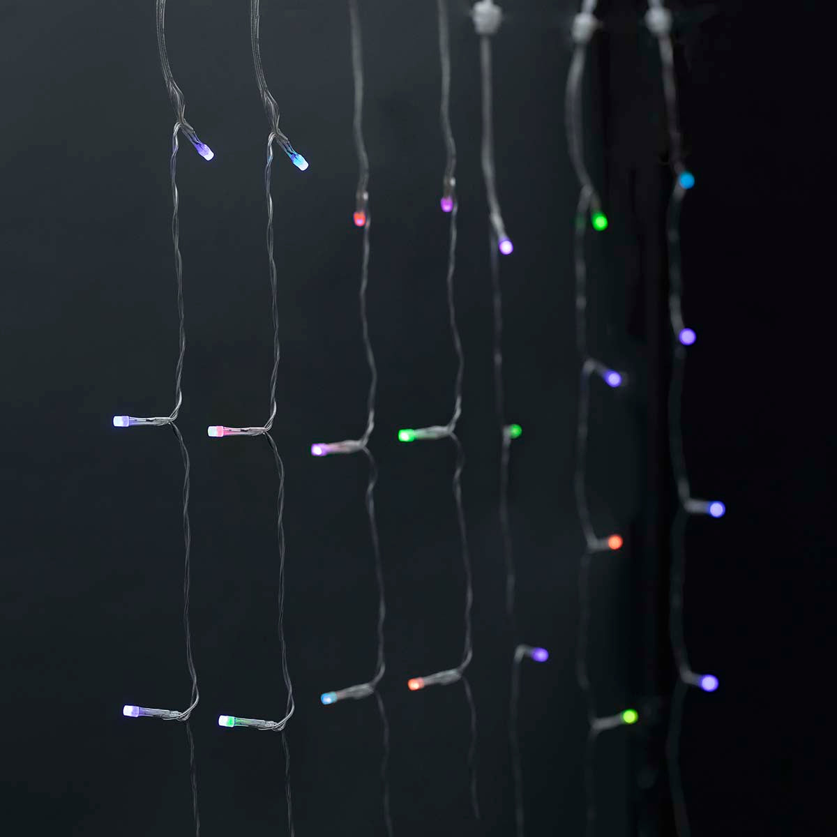 Nedis SmartLife LED Gardin lyskæde RGB 180 LED 3 m detaljeret med små flerfarvede lys mod mørk baggrund.
