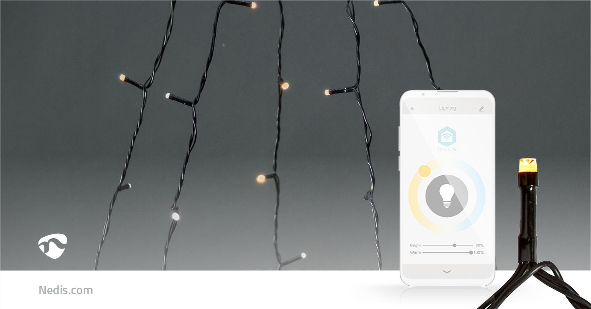 Nedis SmartLife WiFi lystræ varm/kold hvid 200 LED 5x4m ved smartphone med SmartLife app, stativ med lys synligt.